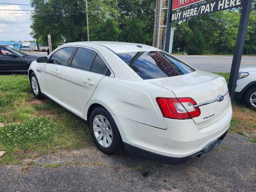 2011 Ford Taurus SE